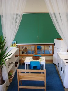 An important centre at the beginning of the year. The familiar homey objects here often create a cozy atmosphere in the classroom.